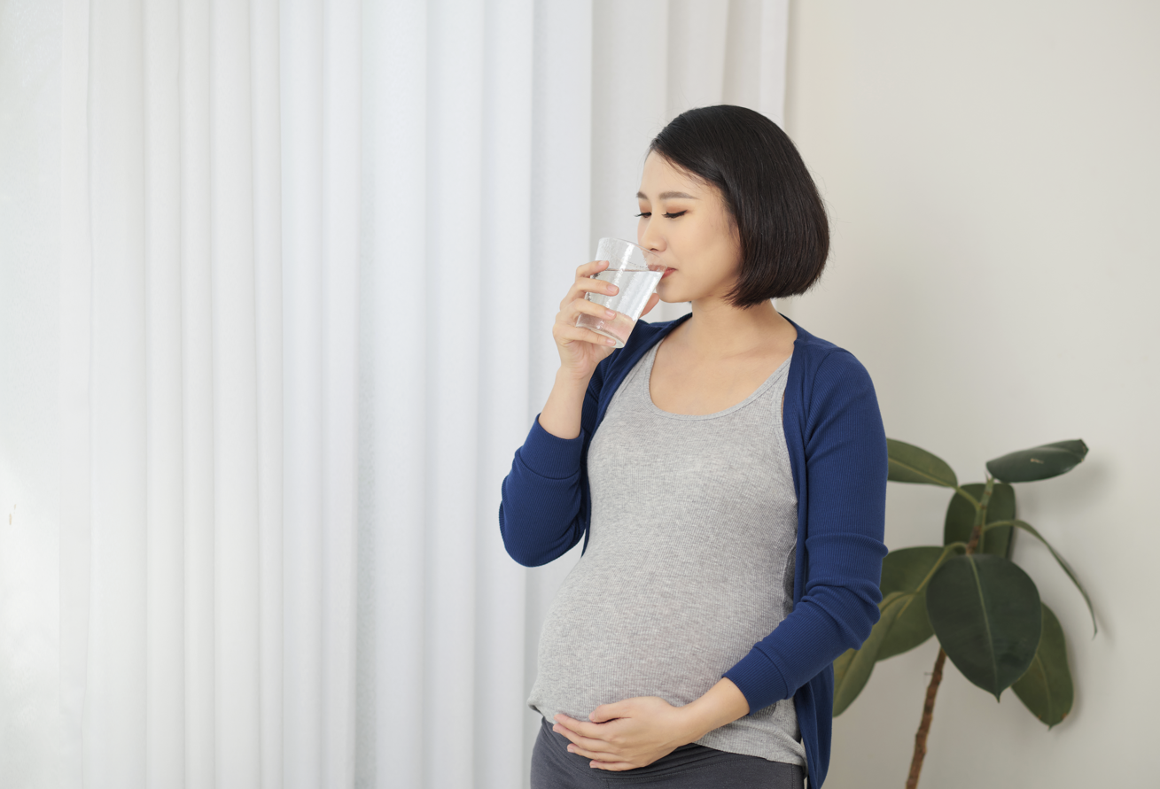 1. Minum Air yang Cukup Hidrasi yang baik menjaga elastisitas kulit dan mencegah kekeringan.